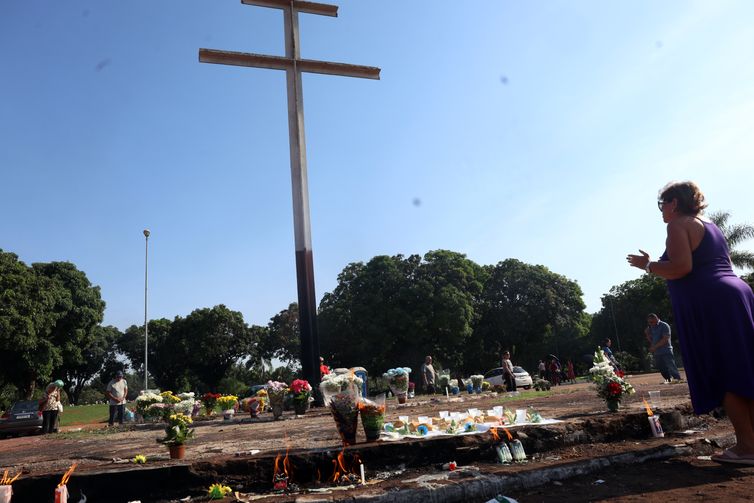 Brasília (DF), 02/11/2025 - Pessoas visitam túmulos durante o dia de Finados, no cemitério Campo da Esperança. Foto: Valter Campanato/Agência Brasil