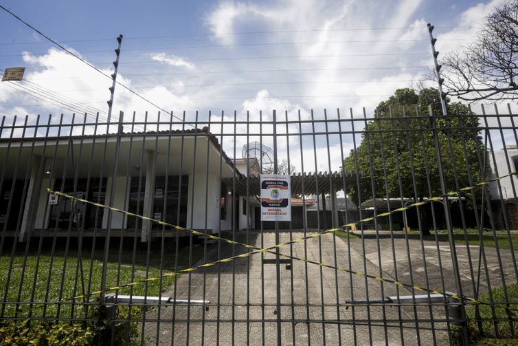 Maceió (AL) 17/12/2023 – Casas nas proximidades da mina n°18 da mineradora Braskem na lagoa de Mundaú são interditadas com os avisos colocados pela prefeitura de Maceió e a Defesa Civil. 
Foto: Joédson Alves/Agência Brasil