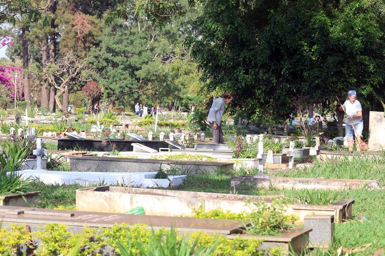 Brasília (DF), 02/11/2025 - Pessoas visitam túmulos durante o dia de Finados, no cemitério Campo da Esperança. Foto: Valter Campanato/Agência Brasil