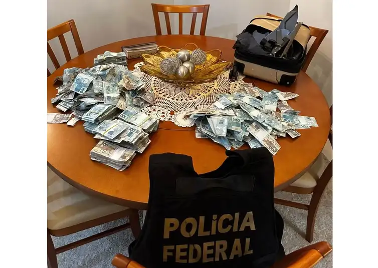 11/02/2026 - Suspeito de jogar mala de dinheiro pela janela em Balneário Camboriú tem celular apreendido. Foto: Polícia Federal/ Divulgação