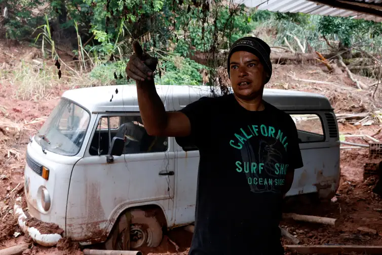 Juiz de Fora (MG), 19/03/2026 - Kasciany Pozzi Bispo, e sua kombi atolada no alto do Bairro Três Moinhos, um dos mais afetados pelas fortes chuvas. Um mês depois dos deslizamentos e alagamentos que causaram a morte de mais de 70 pessoas em Juiz de Fora, além de deixar milhares de pessoas desabrigadas. Foto: Tânia Rêgo/Agência Brasil
