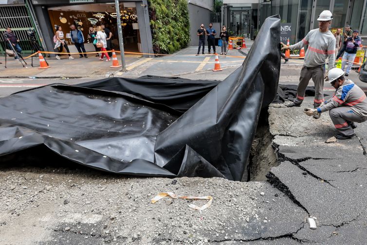 São Paulo (SP)-02/03/2026.  Explosão abre cratera na rua da Consolação na altura do número 2104, em São Paulo. 
Foto: Paulo Pinto/Agência Brasil