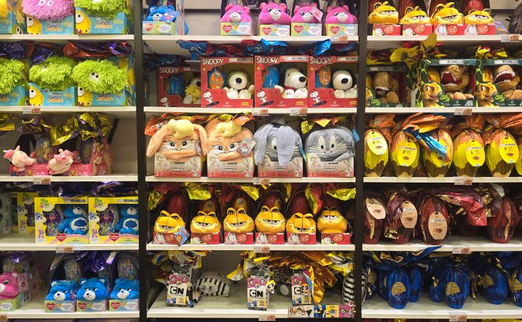 Brasília-DF, 27/03/2024 - Na semana da Páscoa as lojas oferecem diversas oções de ovos com brinquedos para atrair os clientes. Foto: Rafa Neddermeyer/Agência Brasil
