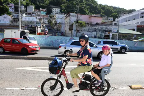 Rio de Janeiro (RJ), 07/04/2026 - A promotora de eventos Ananda Sayão mora em Copacabana e busca a filha Alice de bicicleta elétrica na Escola Municipal Pedro Ernesto, na Fonte da Saudade, Lagoa. Foto: Rovena Rosa/Agência Brasil