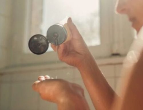 Condicionador antes do shampoo: técnica protege cabelos finos; entenda